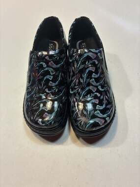 Klogs Footwear Women's Naples Slip Resistant Clog in Koi Patent